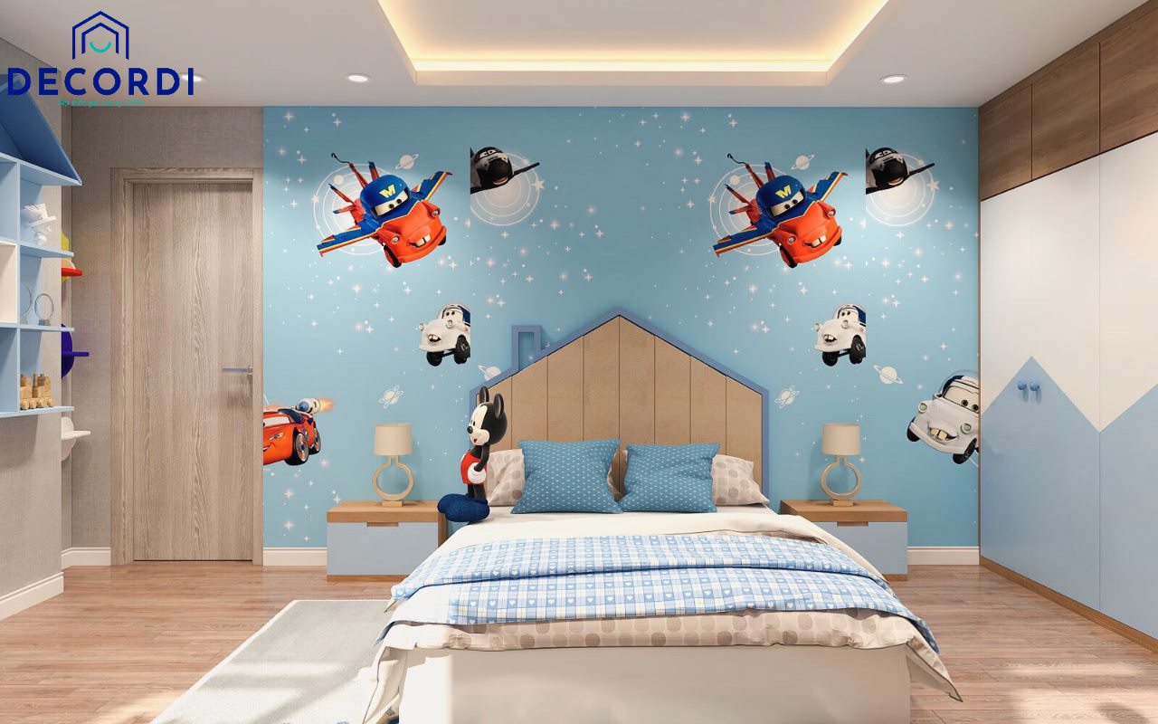 Không gian phòng ngủ tiện nghi với hệ thống kệ tủ đẹp mắt giường ngủ đơn cùng giấy dán tường màu xanh với hình ảnh ô tô bé yêu thích