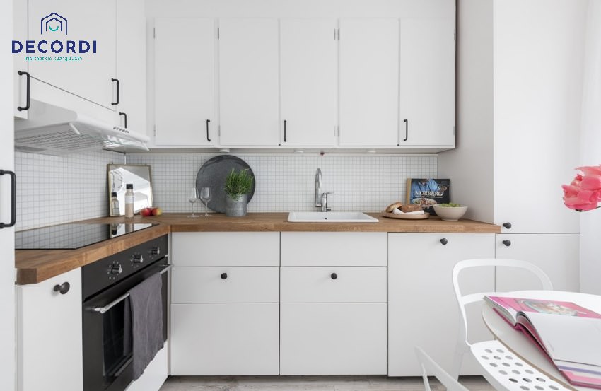 Phòng bếp nhỏ với màu sắc trắng giúp “ăn gian” diện tích