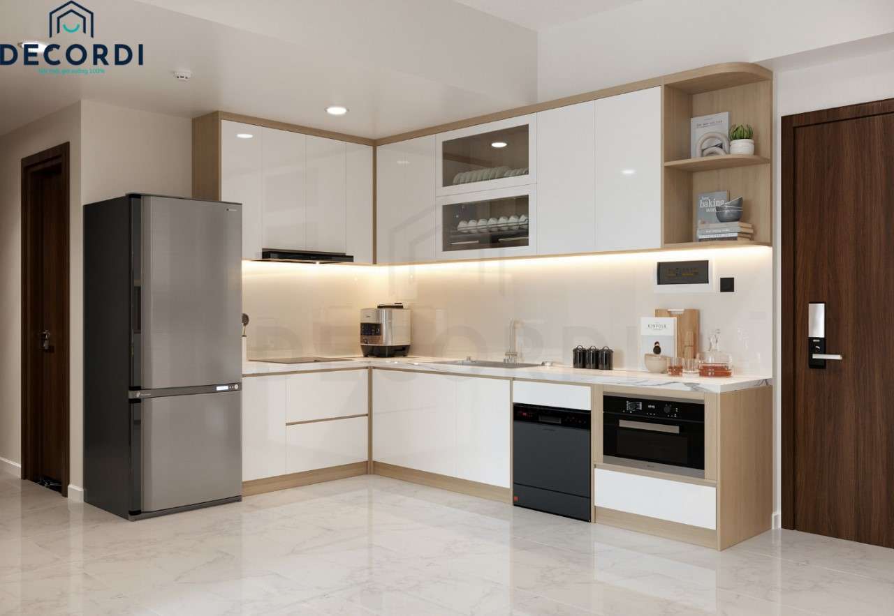 Gian phòng bếp được thiết kế gọn gàng với hệ tủ bếp chữ L màu gỗ nhạt phối trắng trẻ trung