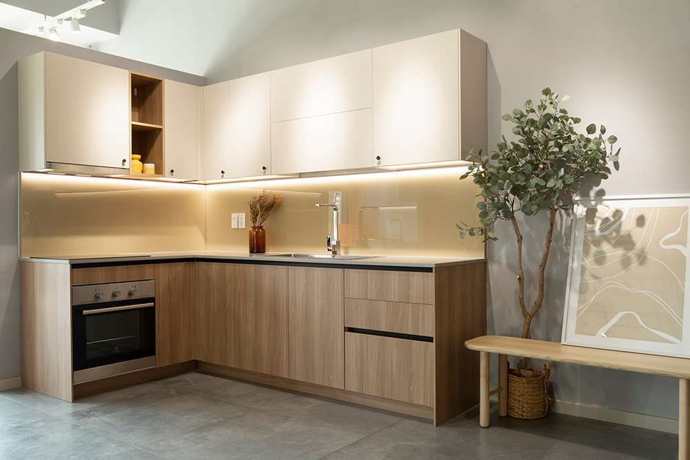 Thiết kế nội thất nhà bếp chung cư bằng nhựa sang trọng 