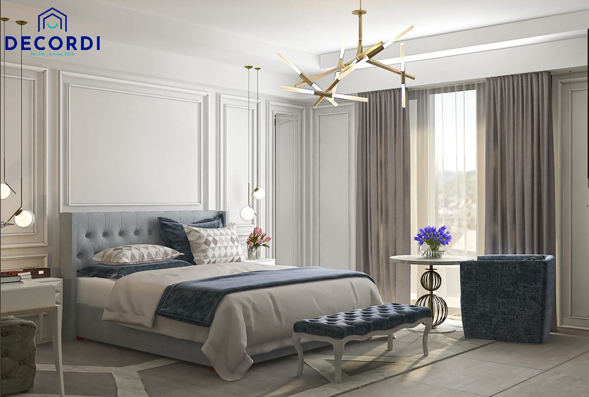 Phòng ngủ màu trắng xanh với cách trang trí tường bằng đường chỉ nổi, đường nét uốn lượn tạo nên nét nổi bật cho phong cách tân cổ điển.