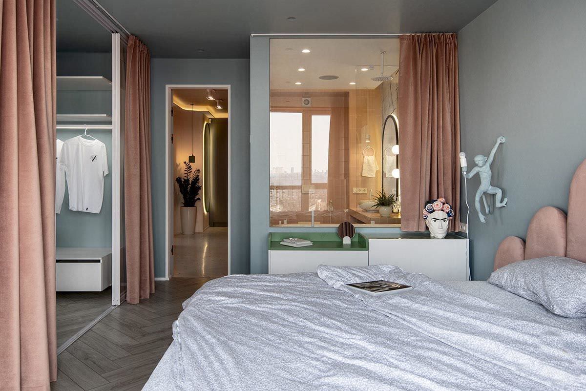 Ngăn cách giữa toilet và phòng ngủ là vách kính có rèm che vừa hiện đại vừa hợp phong thủy