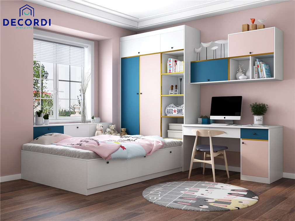 Màu hồng kết hợp với màu xanh và trắng tạo nên căn phòng ngủ với chiếc giường bục liền tủ quần áo cá tính