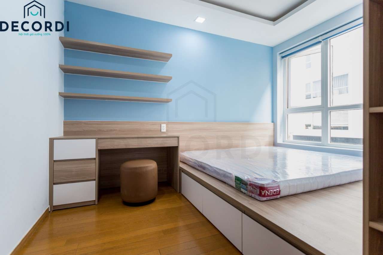 Phòng ngủ điểm nhấn là sơn tường màu xanh ,giường bục với chức năng 4 hộc kéo