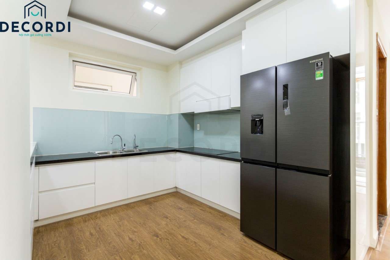 Tủ bếp tone màu trắng được rất nhiều gia chủ yêu thích ,tủ lạnh luôn được đặt cạnh gần bếp để tiện lợi cho việc lấy thức ăn