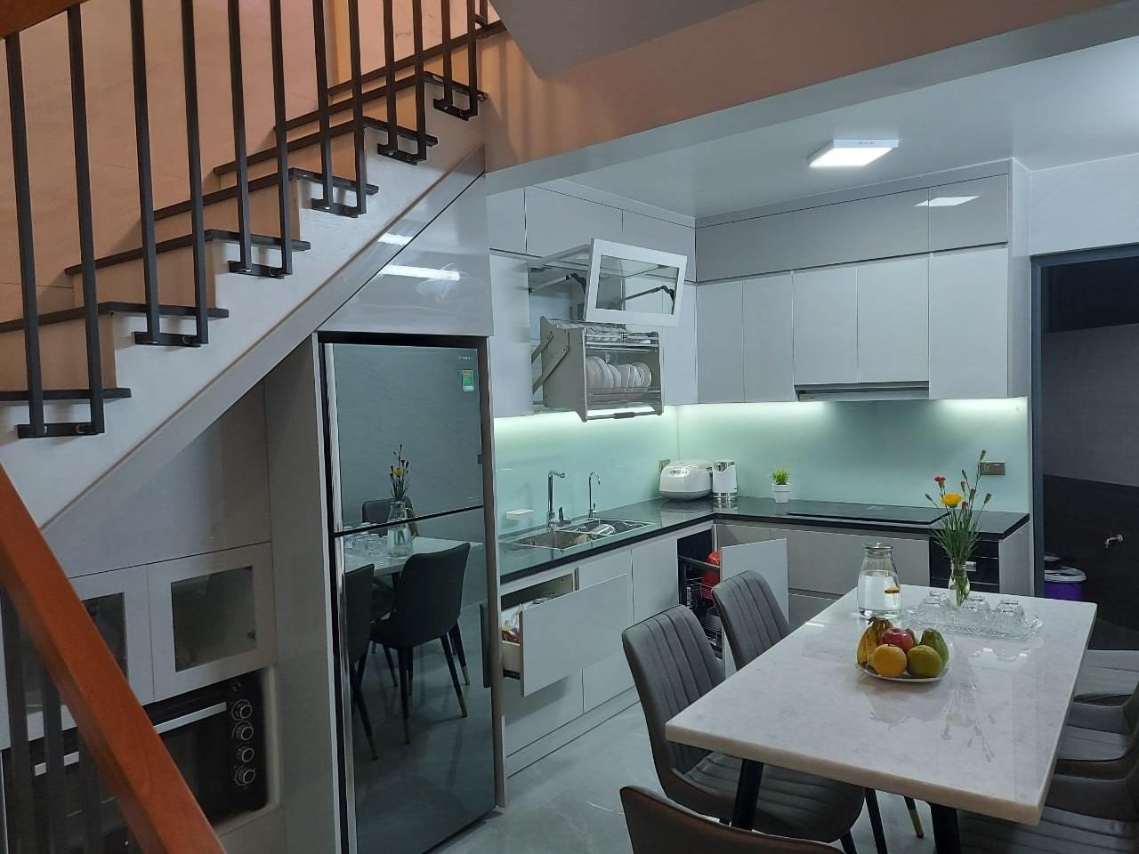 Tủ bếp dưới với bề mặt Melamine hiện đại, thiết kế hộc tủ kéo rộng rãi thuận tiện cho việc nấu nướng
