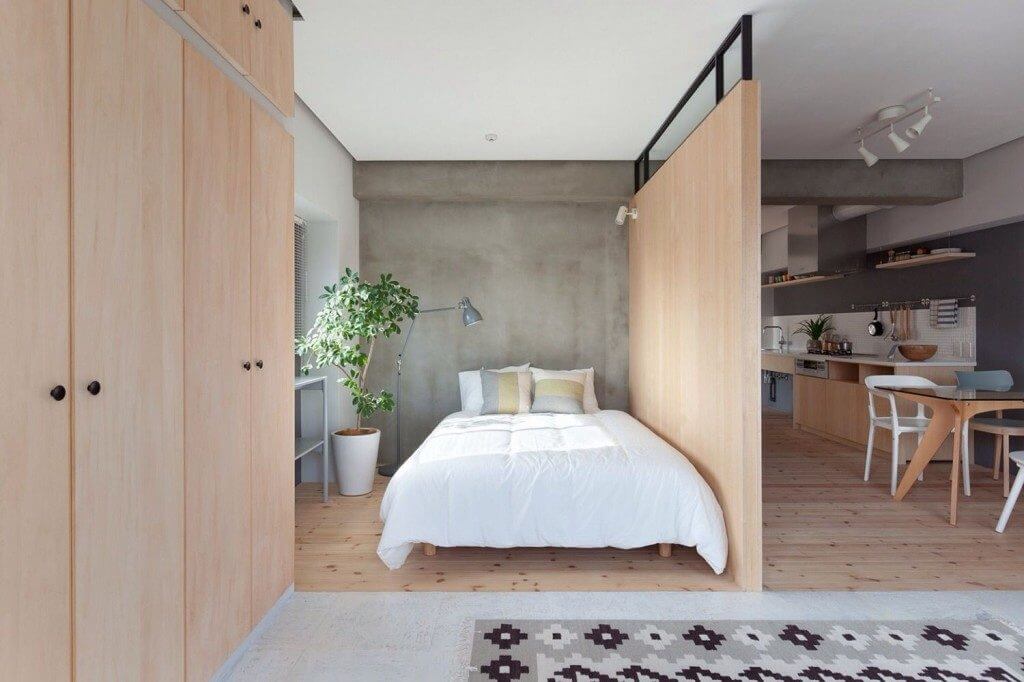 Sử dụng vách ngăn phòng khách bằng gỗ ngăn cách không gian mang đến 1 căn hộ chung cư 1 phòng ngủ thành 2 phòng ngủ