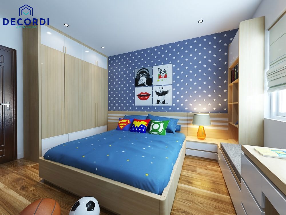 Phòng ngủ với hệ thống tủ kệ lớn giúp căn phòng phòng luôn gọn gàng vì có nhiều không gian lưu trữ đồ