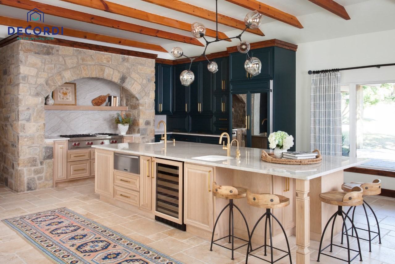 Căn phòng bếp được thiết kế với phong cách kết hợp giữa cổ điển và địa trung hải