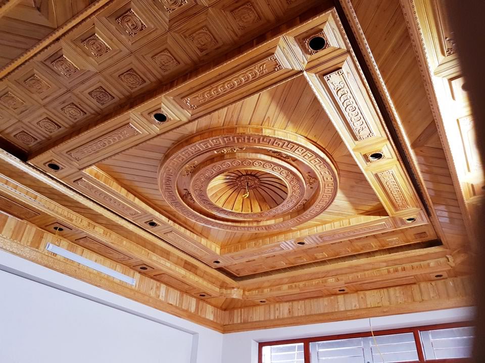 Trần nhà gỗ xoan đào được điêu khắc họa tiết kỳ công