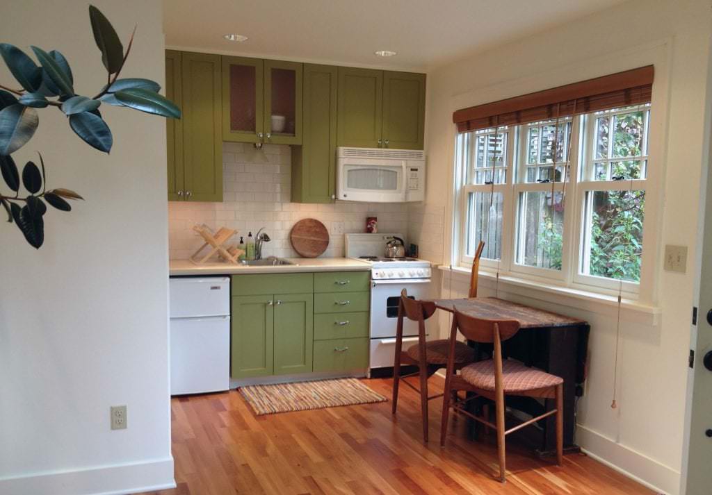 Trang trí nội thất phòng bếp với gam màu xanh lá gần gũi với thiên nhiên