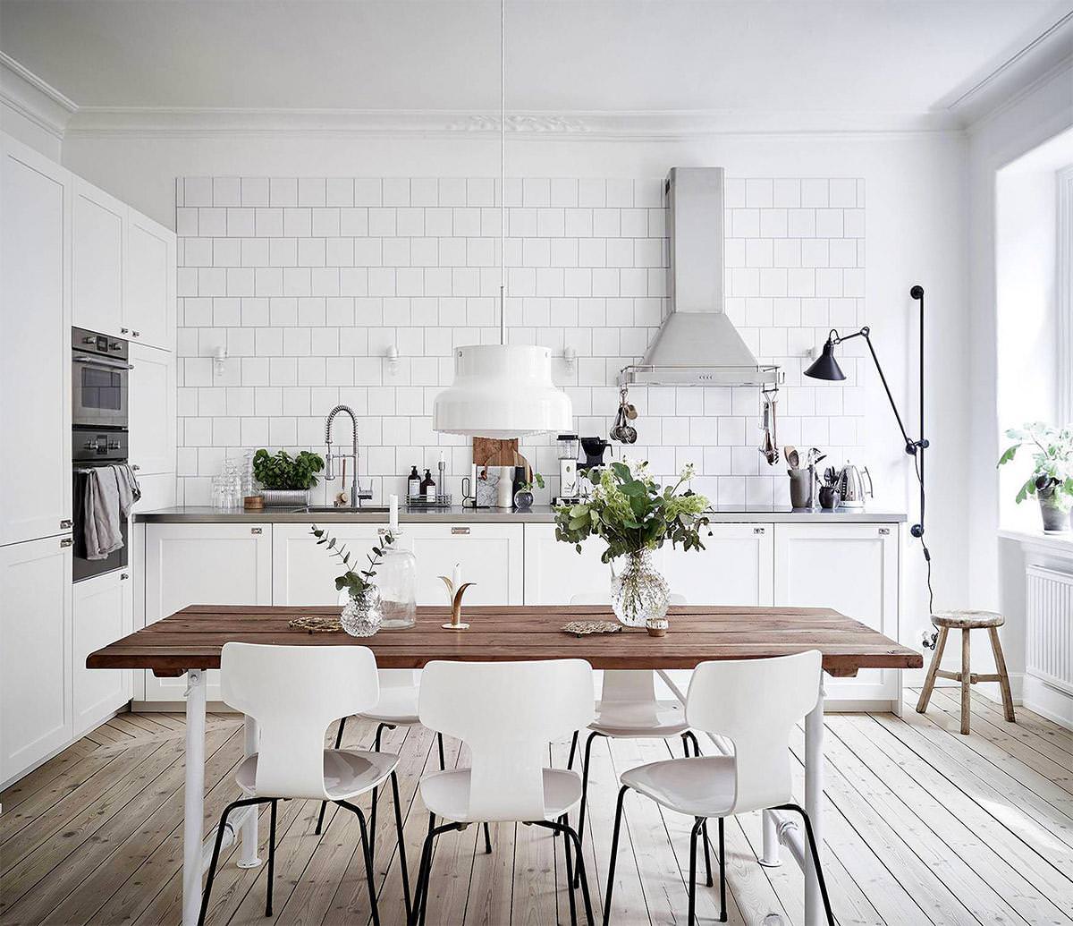 Thiết kế phòng bếp màu trắng giúp tối đa hóa ánh sáng