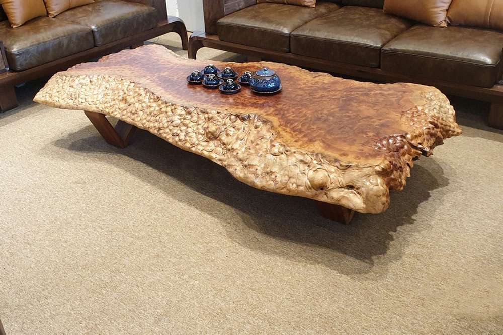 Chiếc bàn độc đáo, sang trọng được chế tác từ thân một cây gỗ xá xị
