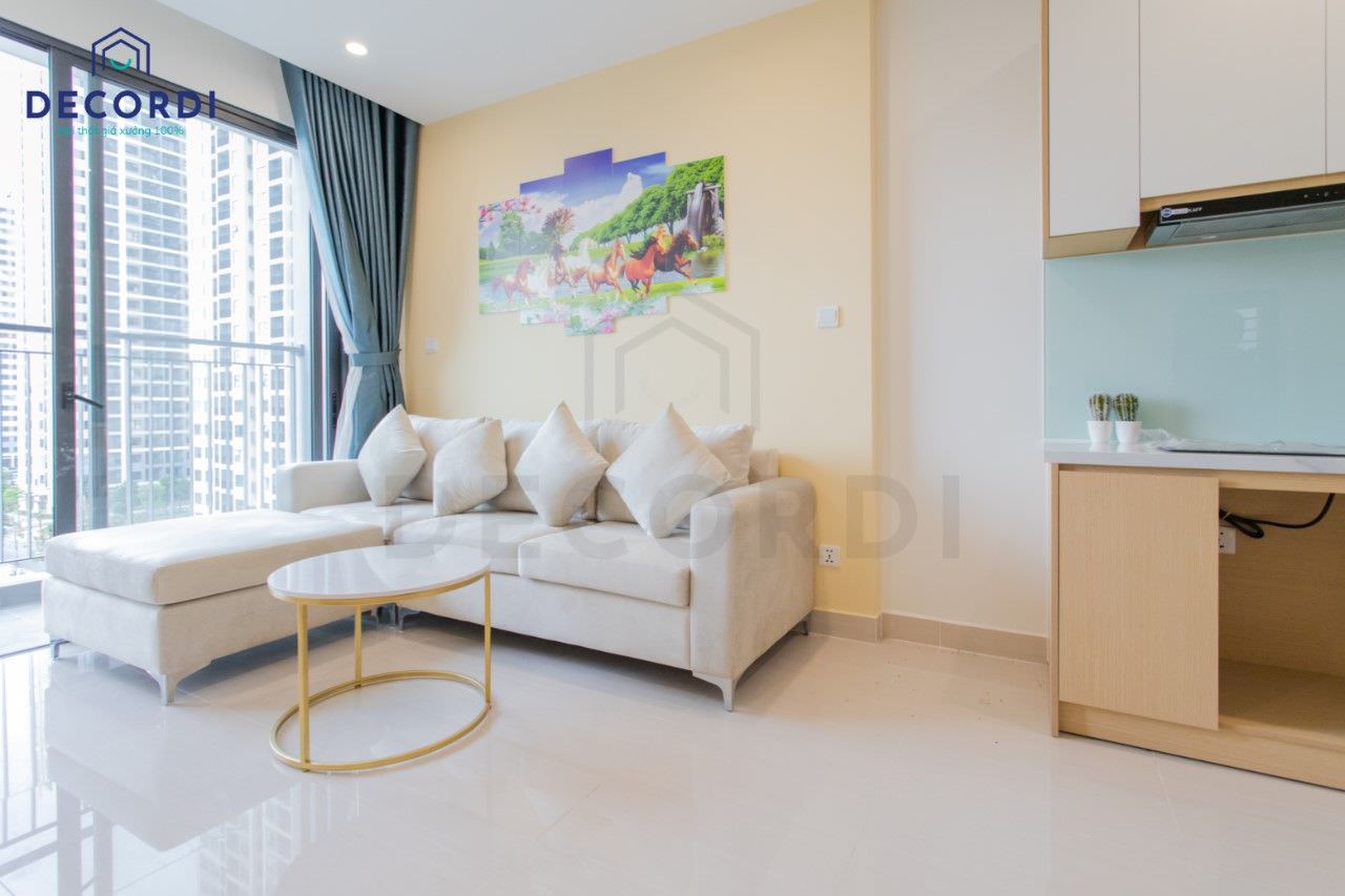 Thi công phòng khách với tông màu trắng và vàng nhạt giúp không gian tươi sáng hơn