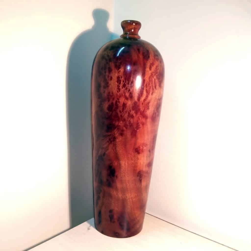 Một chiếc bình gỗ nhỏ tuy thiết kế đơn giản nhưng giá trị không hề nhỏ được chế tác từ gỗ xá xị
