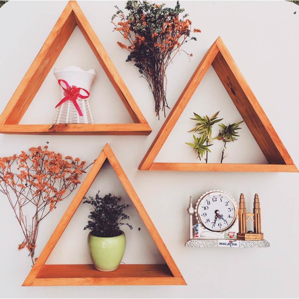Kệ treo tường trang trí hình tam giác phong cách vintage