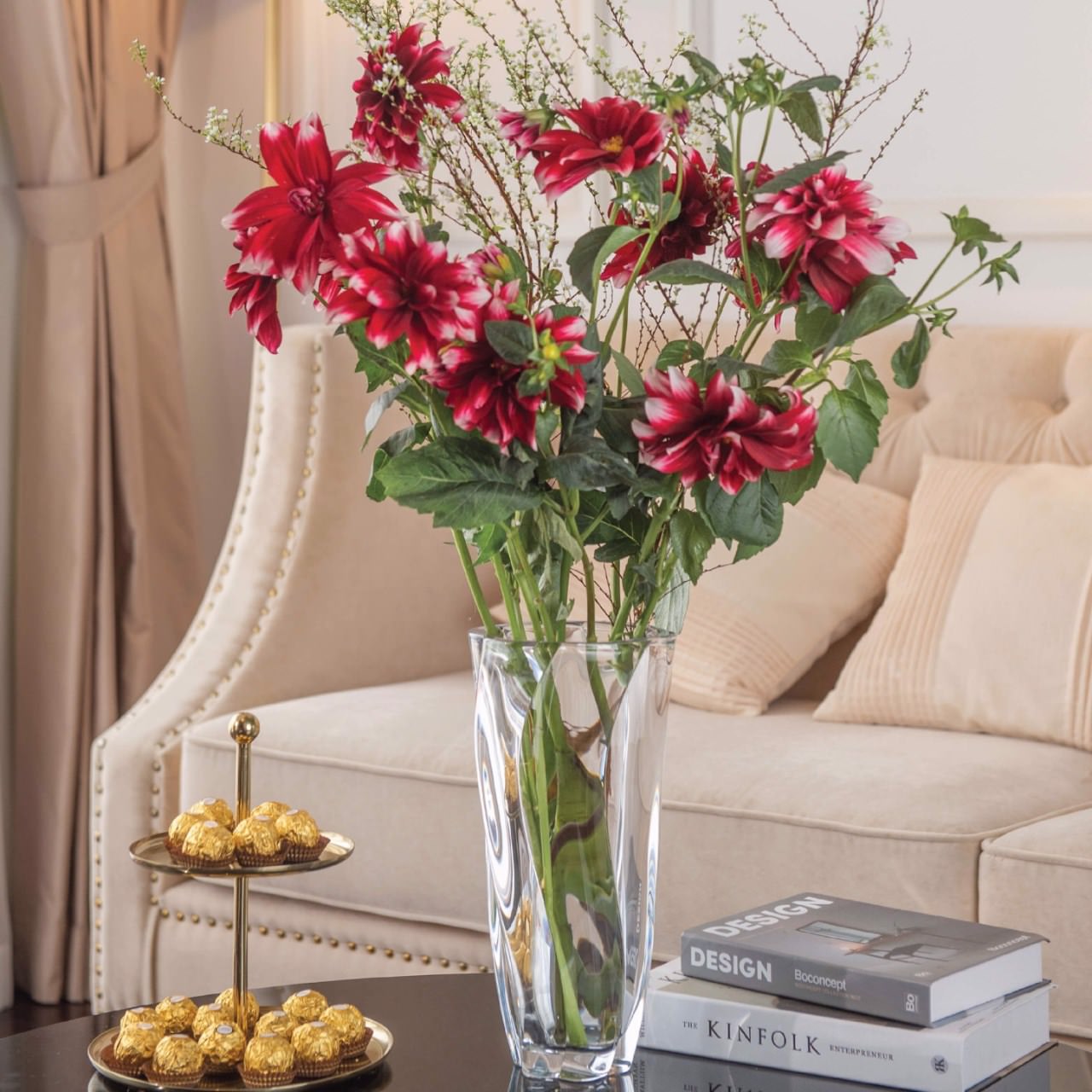Trang trí thêm lọ hoa giúp phòng khách thêm màu sắc