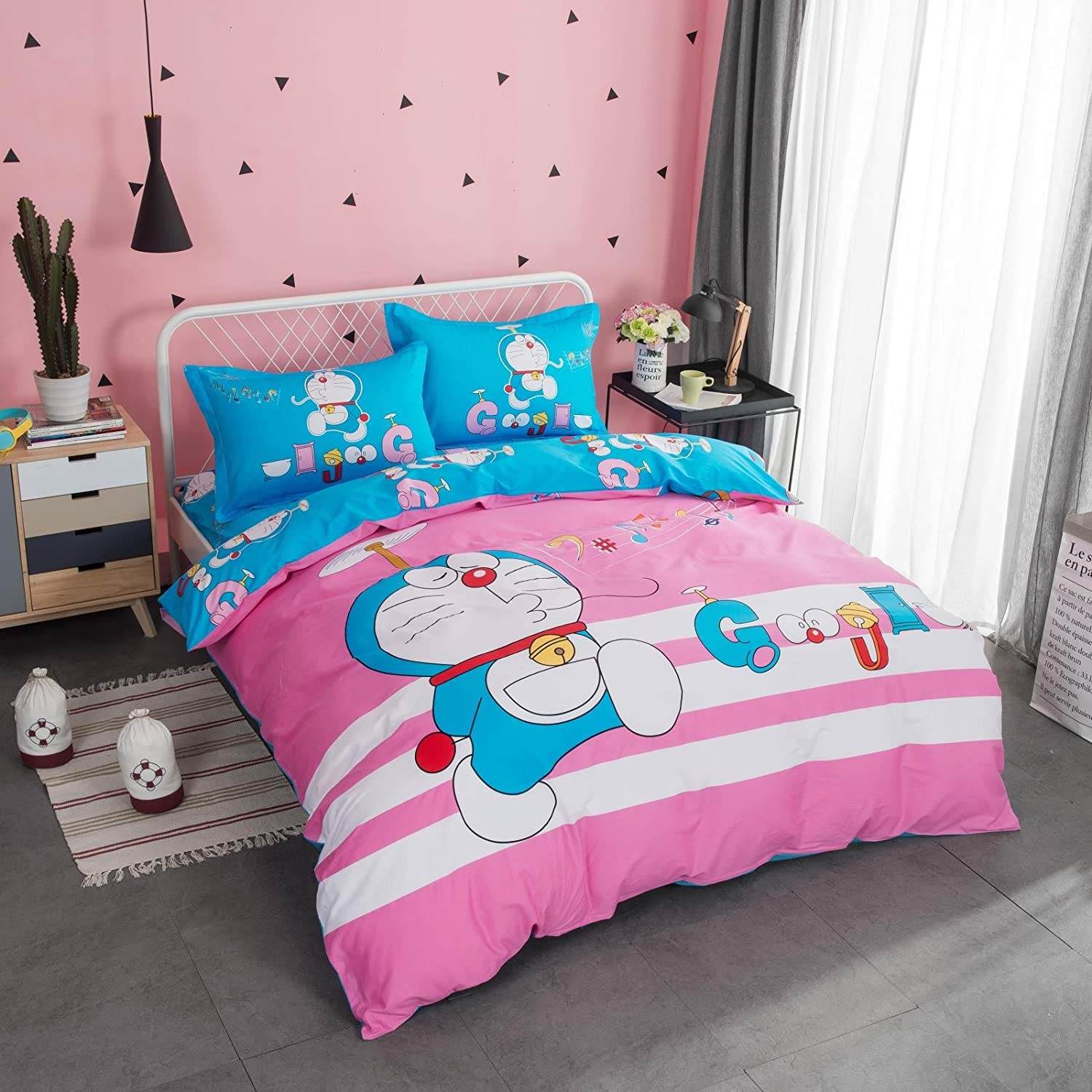 Trang trí phòng ngủ doremon màu hồng bằng bộ ga giường và màu sơn tường