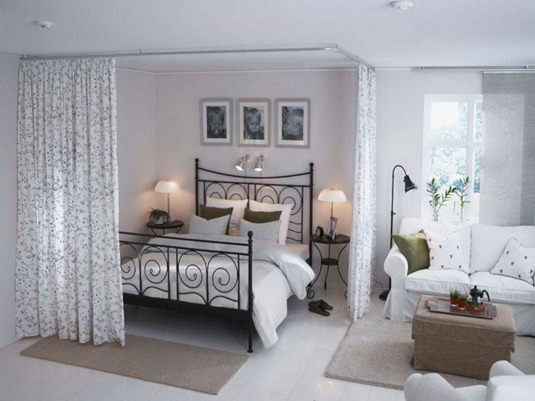Vách ngăn phòng ngủ bằng rèm vải phù hợp với phòng trọ nhỏ