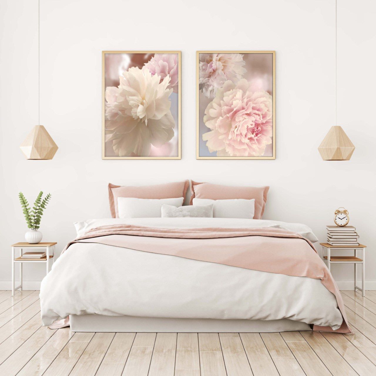 Ấn tượng với cách trang trí tranh hoa mẫu đơn thanh nhã, vô cùng phù hợp với phòng ngủ màu trắng phối hồng của bạn gái