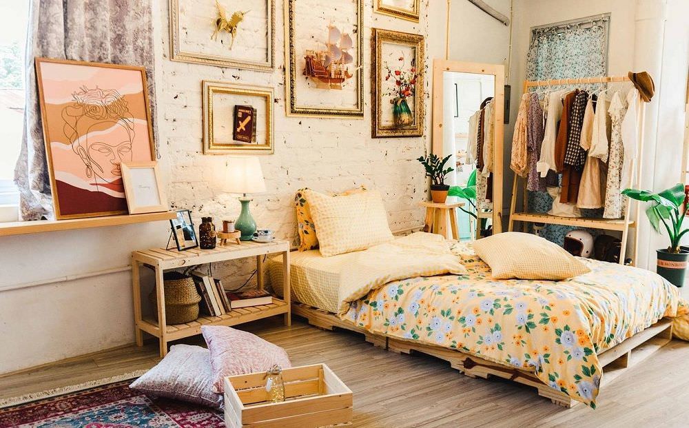 Trang trí phòng ngủ bằng khung ảnh kim loại mạ vàng cho phong cách vintage