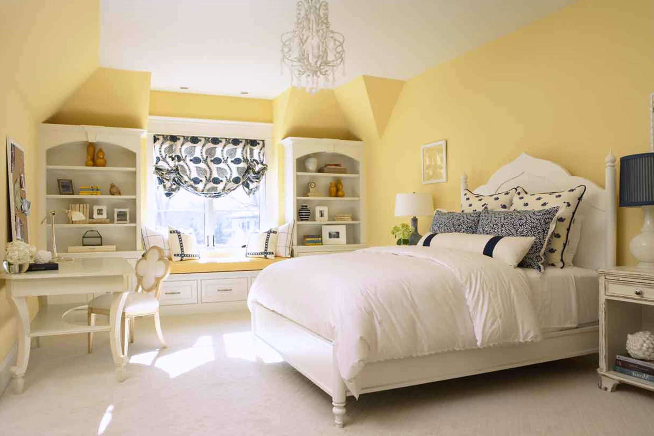 Phòng ngủ master màu vàng kem phối trắng phong cách tân cổ điển, đem lại không gian rộng rãi, thoải mái