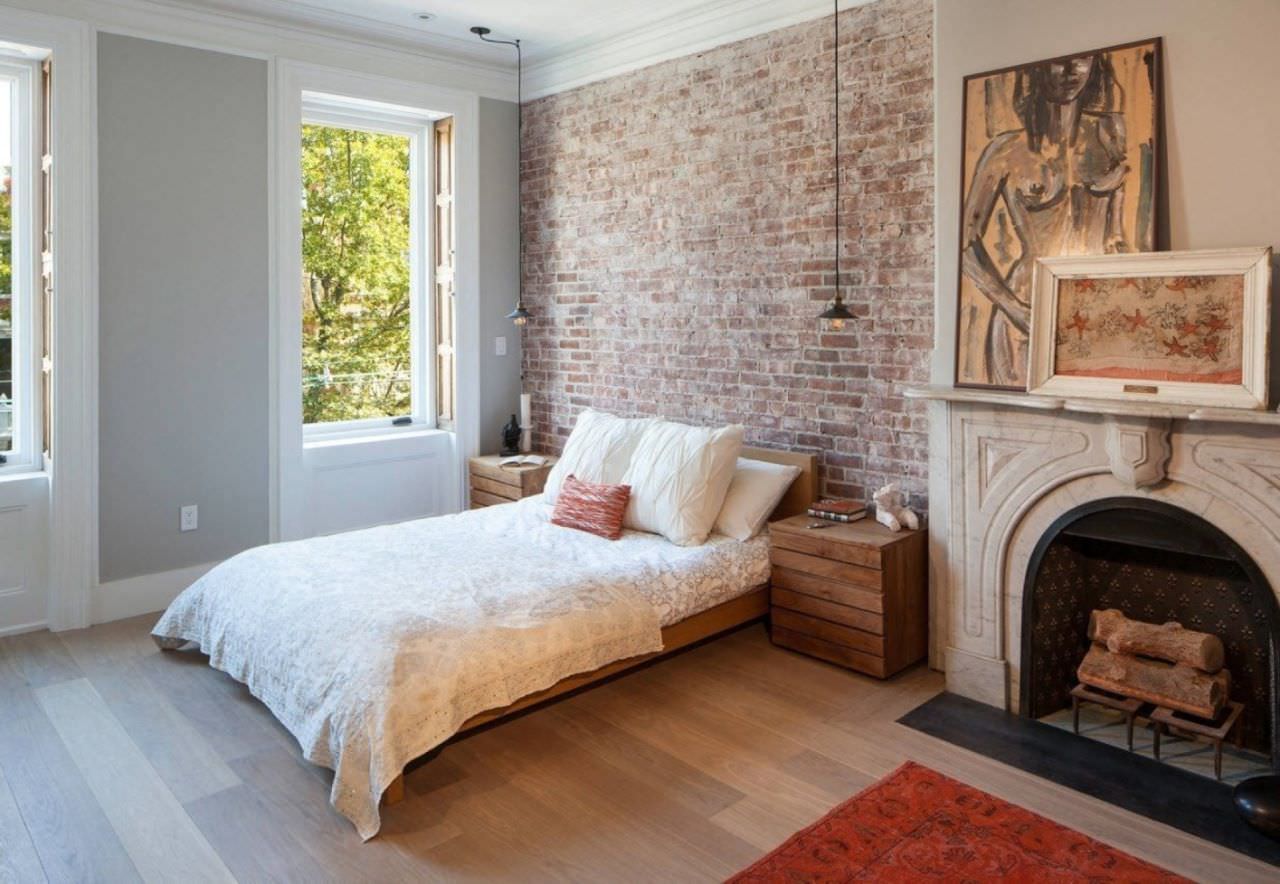 Thiết kế phòng ngủ đơn giản, nhẹ nhàng với ốp tường giả gạch cũ