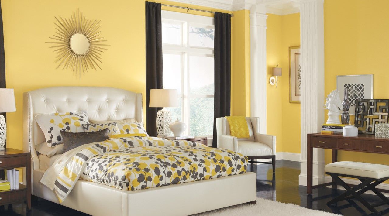 Sơn phòng ngủ màu vàng nhạt, nhấn nhá thêm một vài phụ kiện trang trí đem lại sự dễ chịu cho gia chủ chứ không hề gây rối mắt