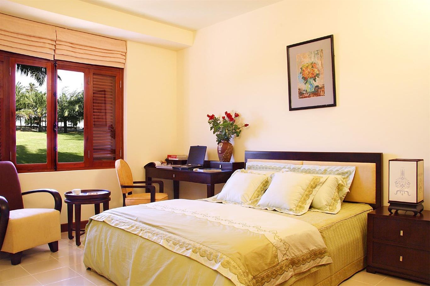 Sơn phòng ngủ màu vàng kem giúp nới rộng không gian phòng ngủ cho 2 vợ chồng