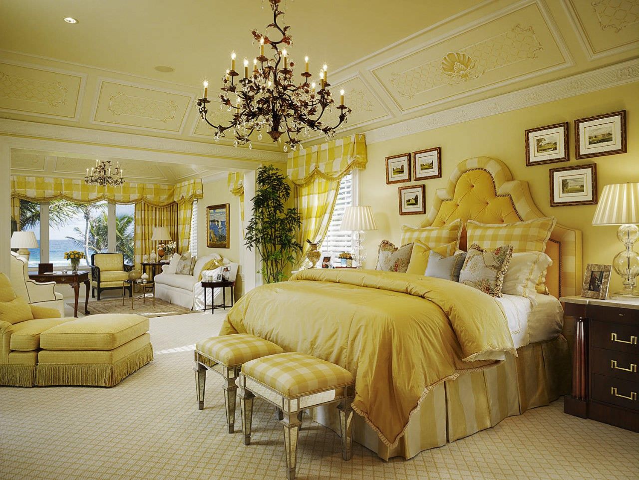 Phòng ngủ vintage với màu vàng chủ đạo kết hợp rèm sáo nhôm và rèm vải đẹp mắt
