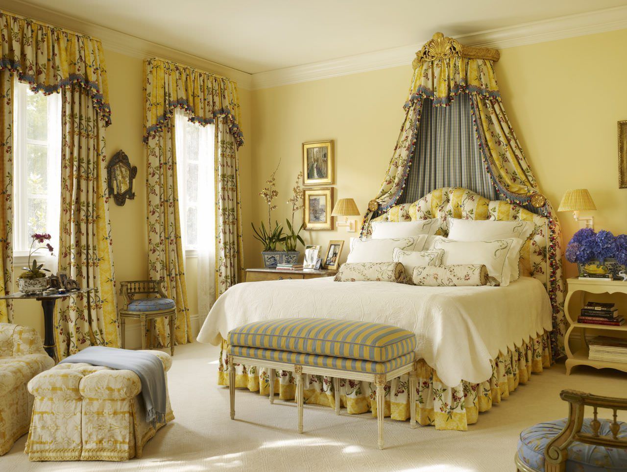 Cách trang trí phòng ngủ màu vàng độc đáo với các hoạ tiết hoa đến từ rèm cửa, bộ drap giường kết hợp màu sơn tường màu vàng kem