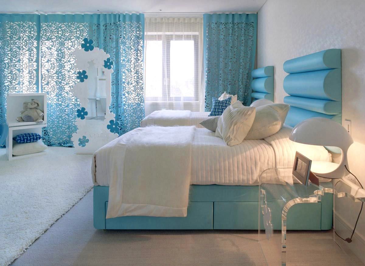 Trang trí phòng ngủ bằng rèm cửa ren màu xanh da trời