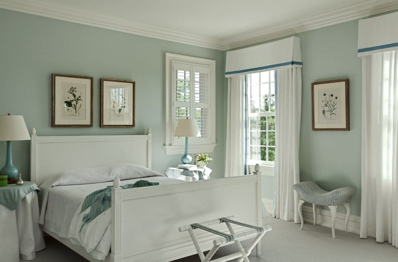 Trang trí phòng ngủ xanh ngọc đơn giản với tranh treo tường