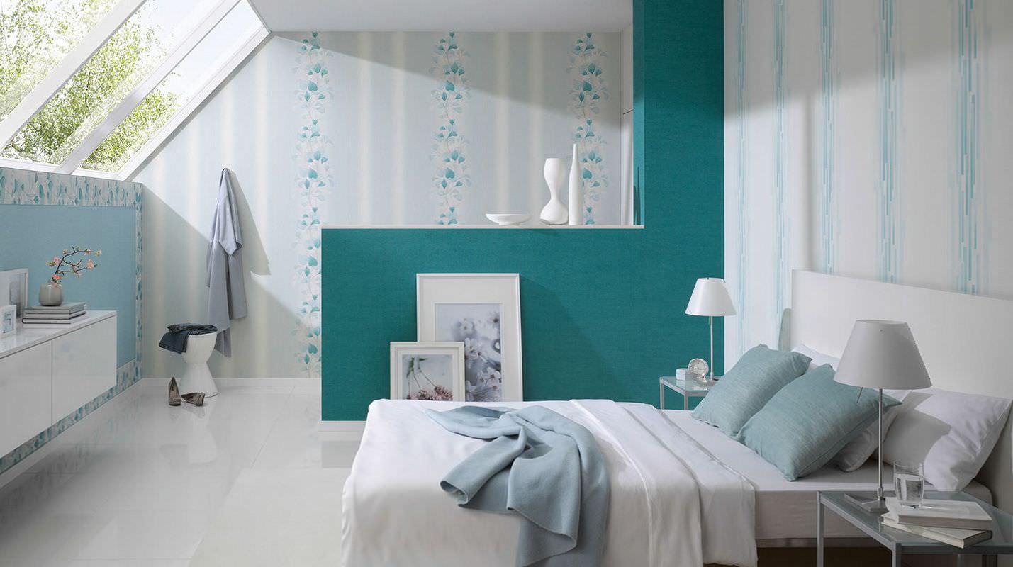 Phòng ngủ sử dụng giấy dán tường màu xanh ngọc lam để trang trí