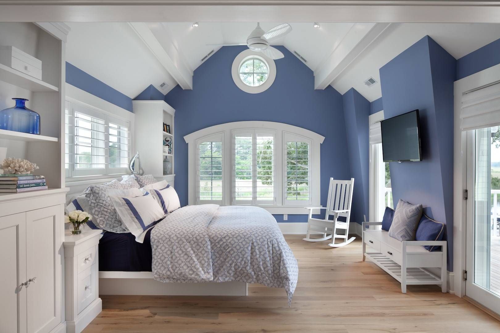 Trang trí tường và trần nhà bằng 2 gam trắng xanh làm chủ đạo