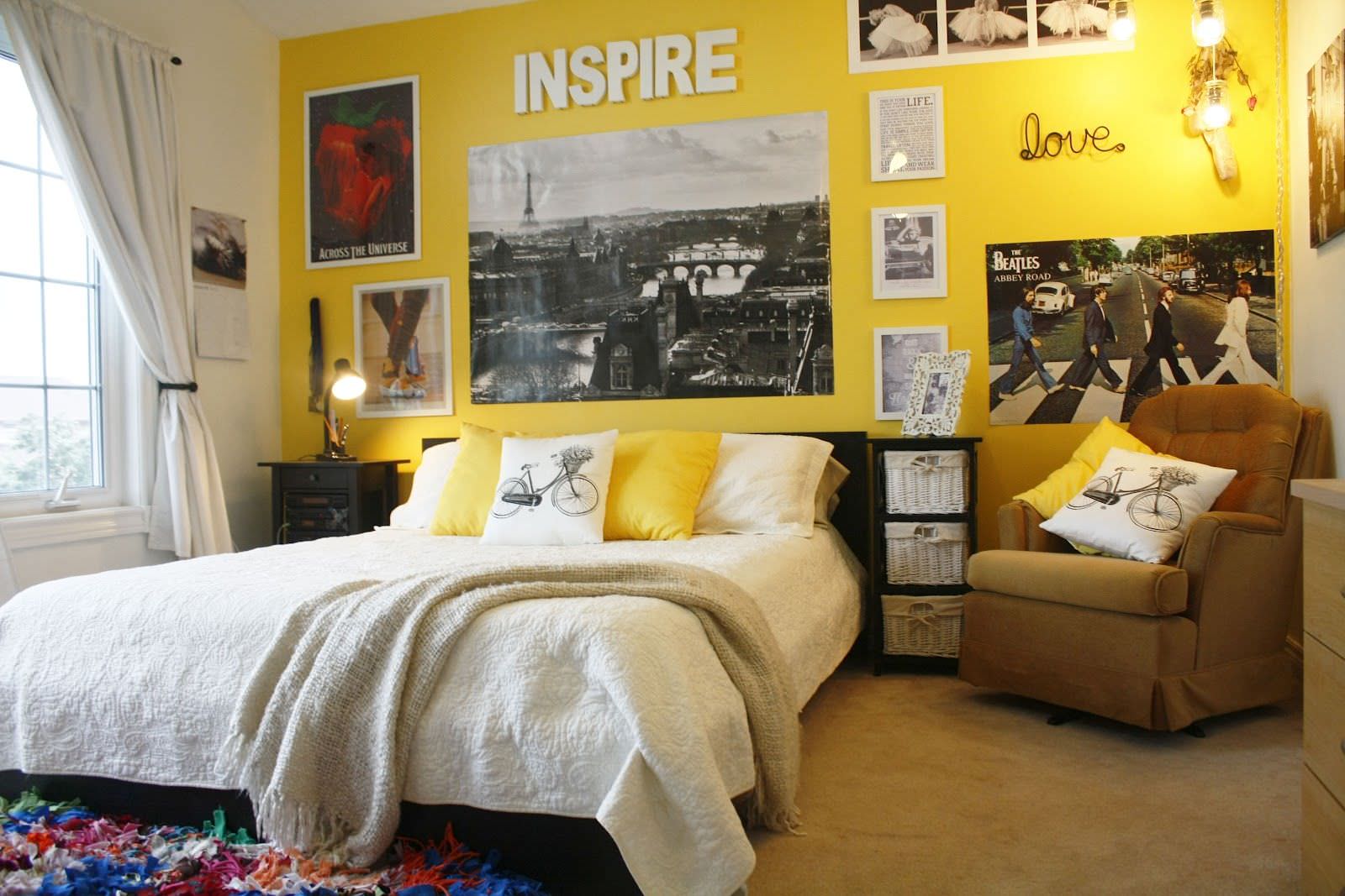Trang trí phòng ngủ bằng ảnh giấy dán tường đơn giản mà lạ mắt