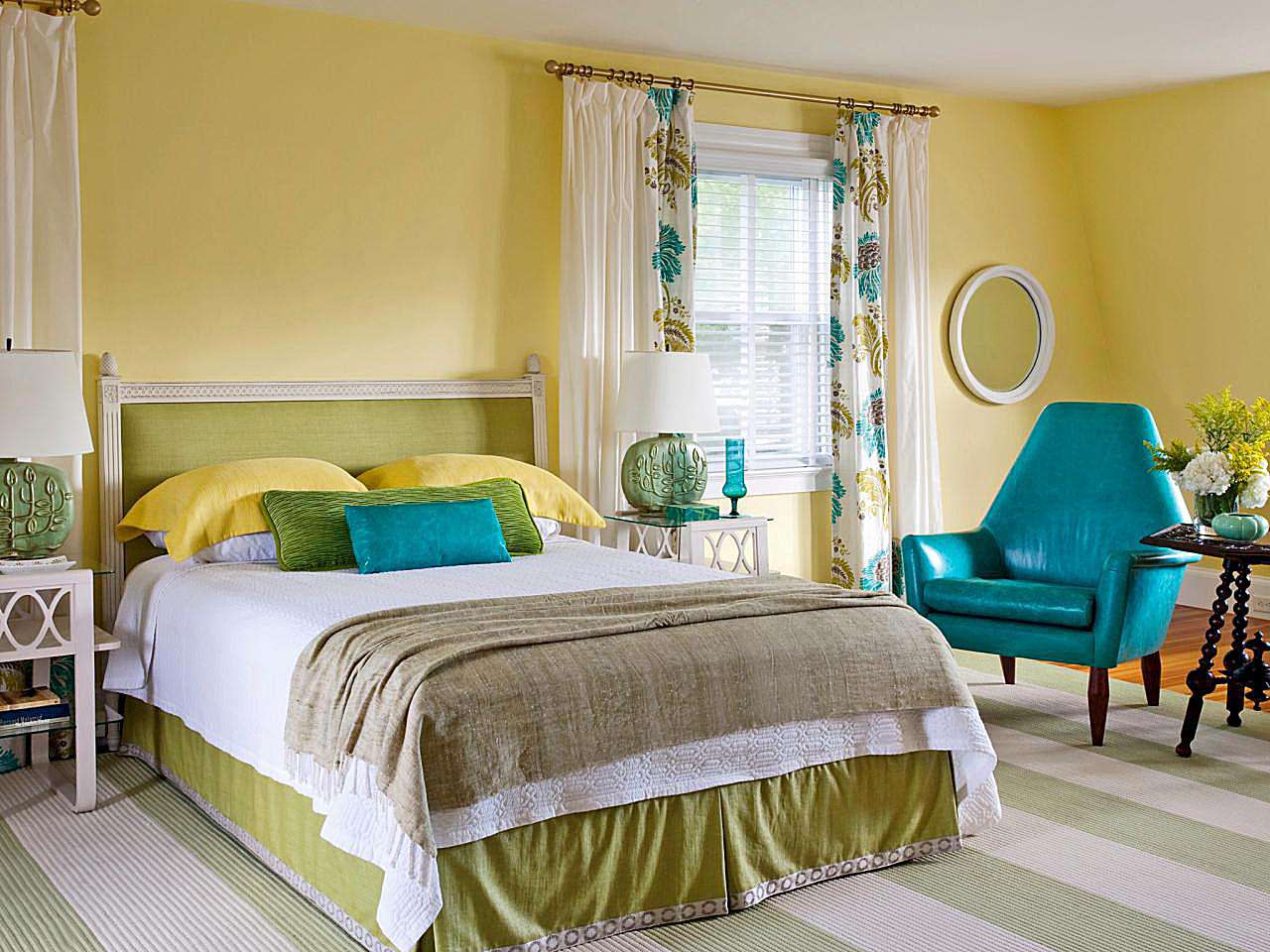 Sơn tường phòng ngủ màu vàng nhạt phối hợp với các tông màu nhẹ nhàng khác từ nội thất tạo nên tổng thể phòng ngủ hài hoà