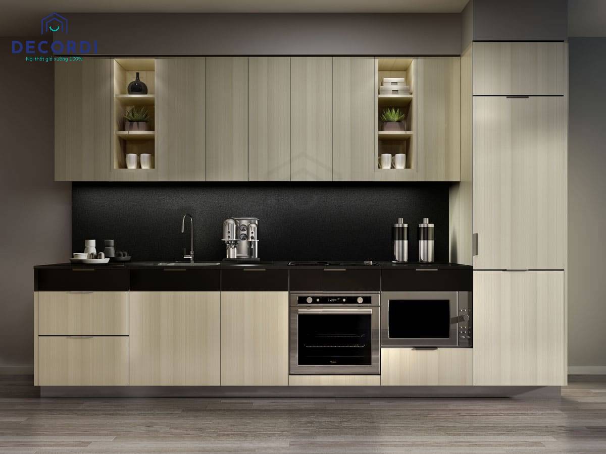 Tủ bếp gỗ MFC màu gỗ sáng, các điểm nhấn từ đá ốp bếp đen tuyền tạo sự thu hút cho không gian
