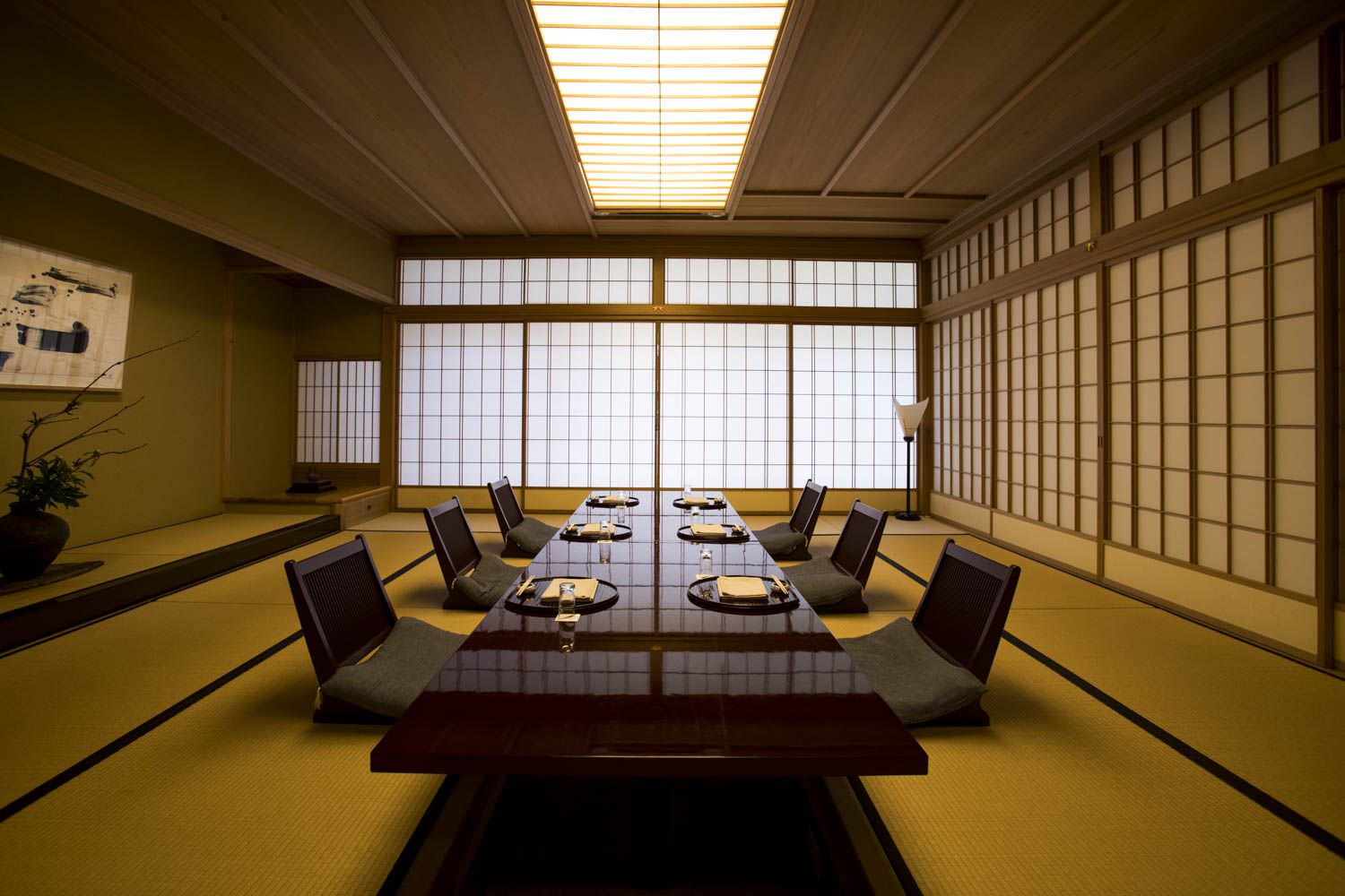 Bố trí bàn ăn kiểu Nhật đem lại cảm giác rộng rãi thông thoáng cho căn phòng
