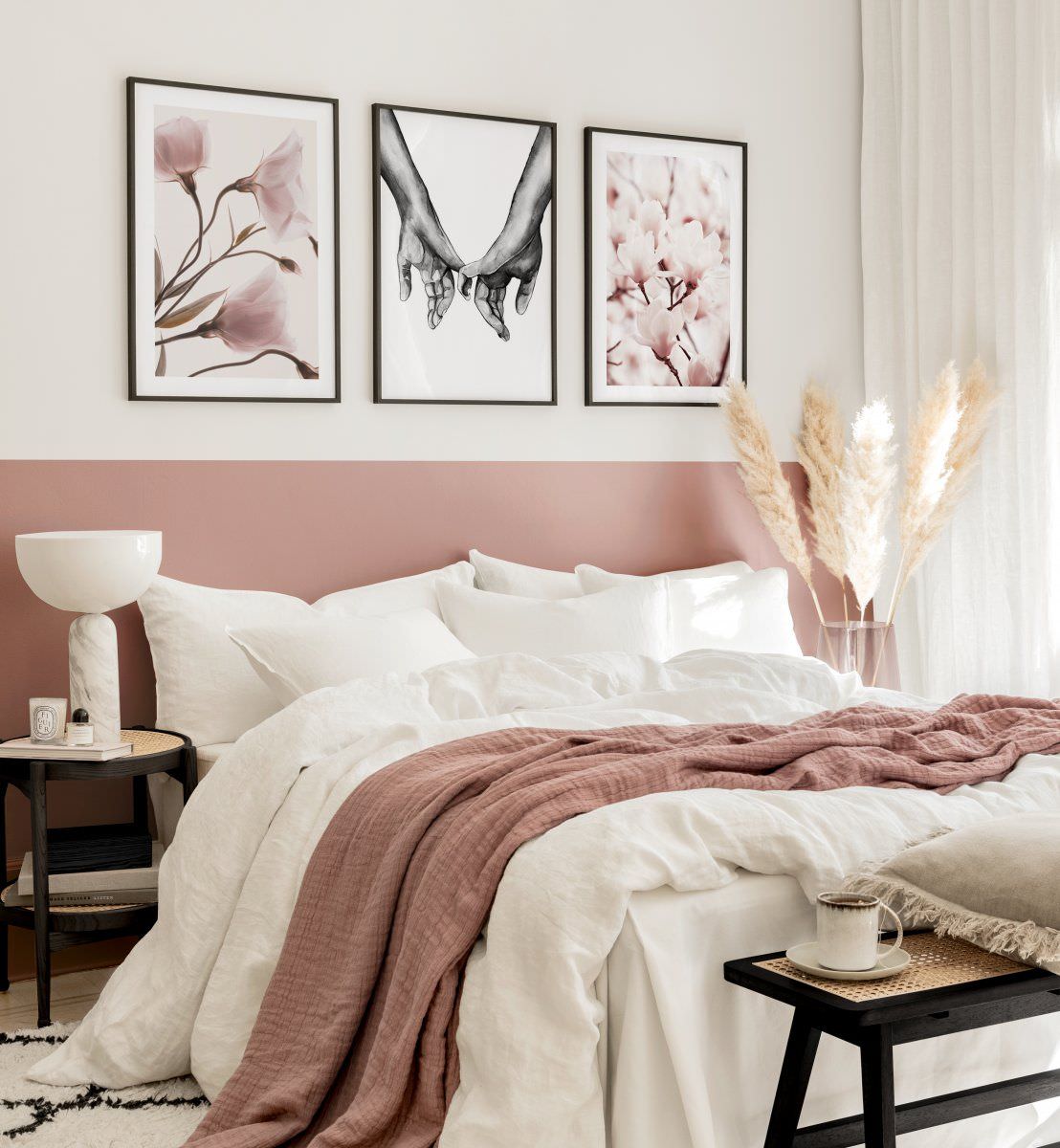 Thiết kế phòng ngủ 9m2 cho vợ chồng thêm ngọt ngào từ bộ ảnh canvas màu hồng