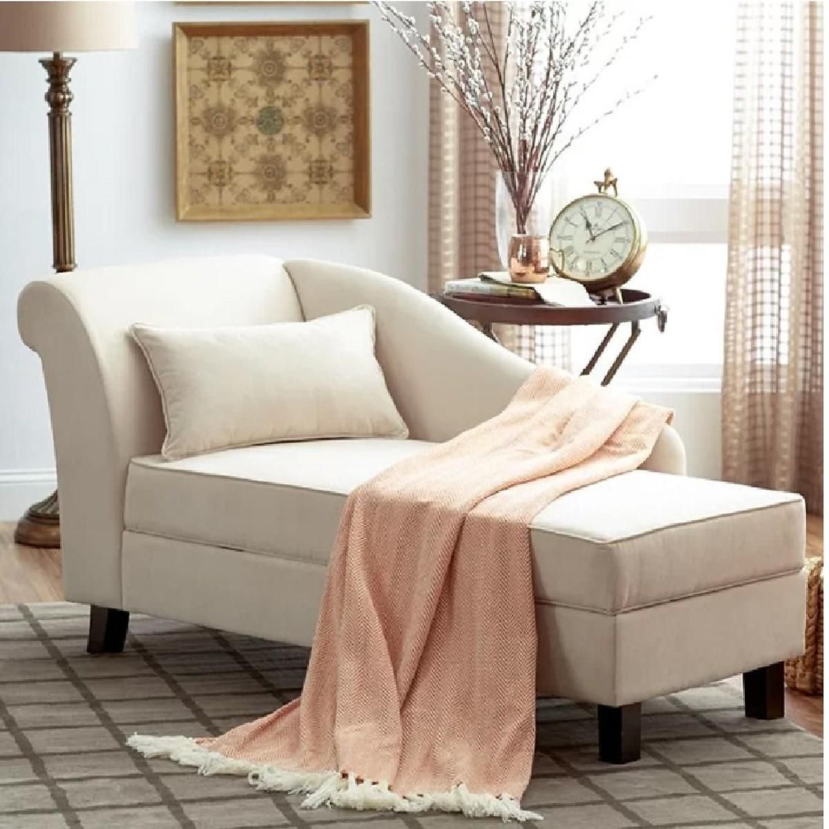 Ghế sofa thư giãn phòng ngủ với thiết kế đơn giản thoải mái