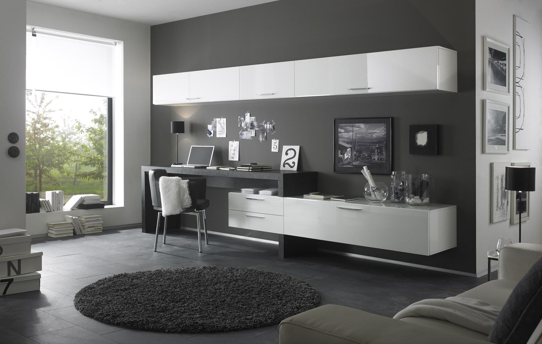 Tông màu xám được sử dụng làm màu chủ đạo cho hầu hết nội thất phòng khách đem lại sự cuốn hút cho không gian