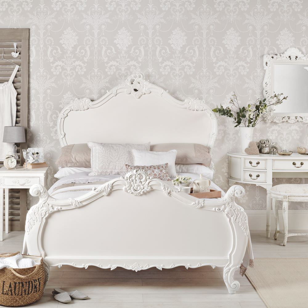 Phòng ngủ màu trắng thu hút với kiểu thiết kế giường ngủ cổ điển