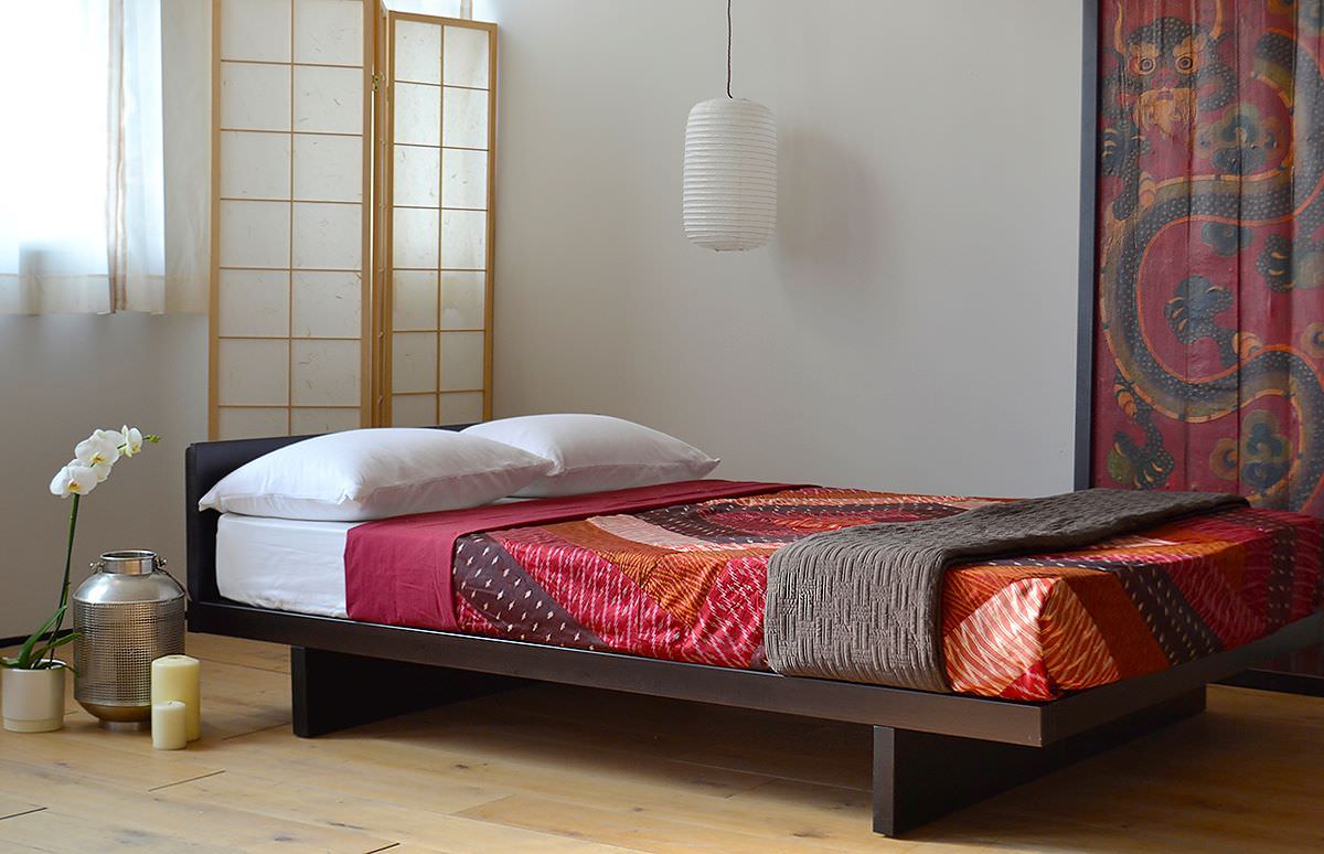 Phòng ngủ kiểu nhật được kết hợp với những gam màu nổi bật của rèm cửa tạo sự mới lạ trong thiết kế