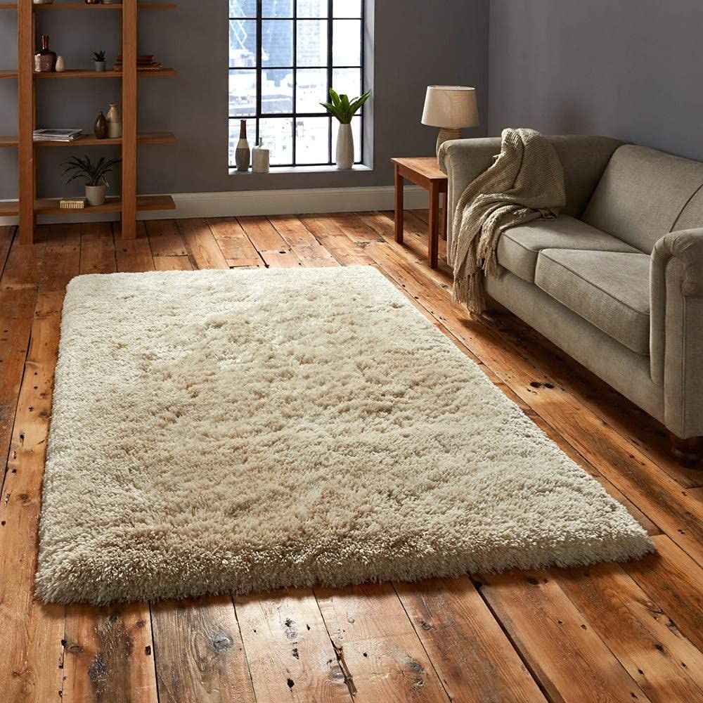 Thảm lông lót sàn êm ái giúp căn phòng khách thêm ấm áp