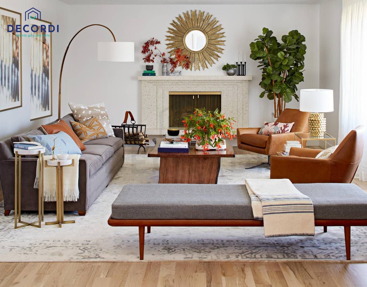 Bố trí bộ sofa đơn sáng màu kết hợp với những chiếc gối tựa nhiều màu sắc giúp phòng khách nhỏ nổi bật hơn.