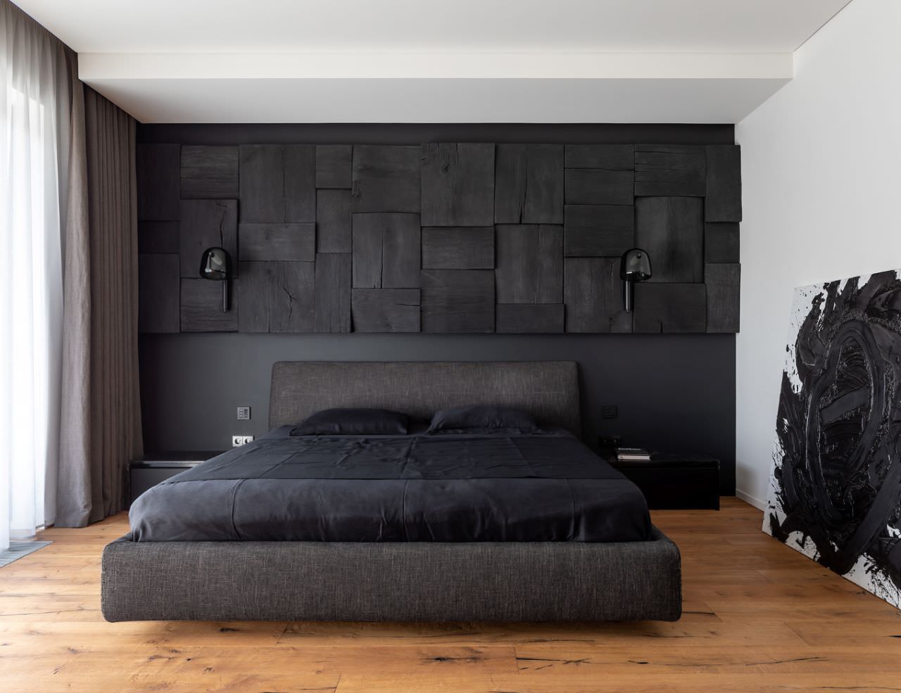 Phòng ngủ màu đen đơn giản tiết kiệm diện tích với giường không chân