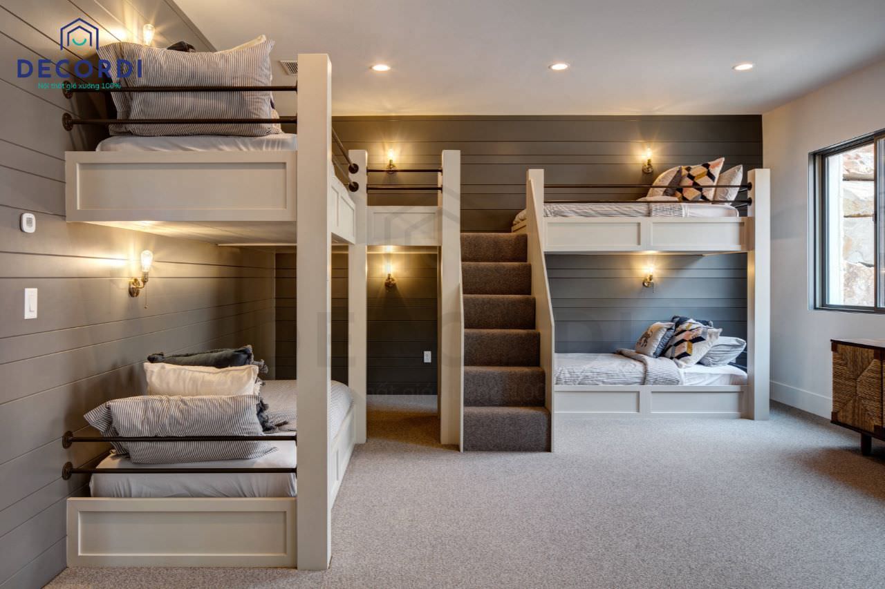 Mẫu thiết kế phòng ngủ cho bố mẹ và con với tông màu trắng phù hợp khi nghỉ dưỡng