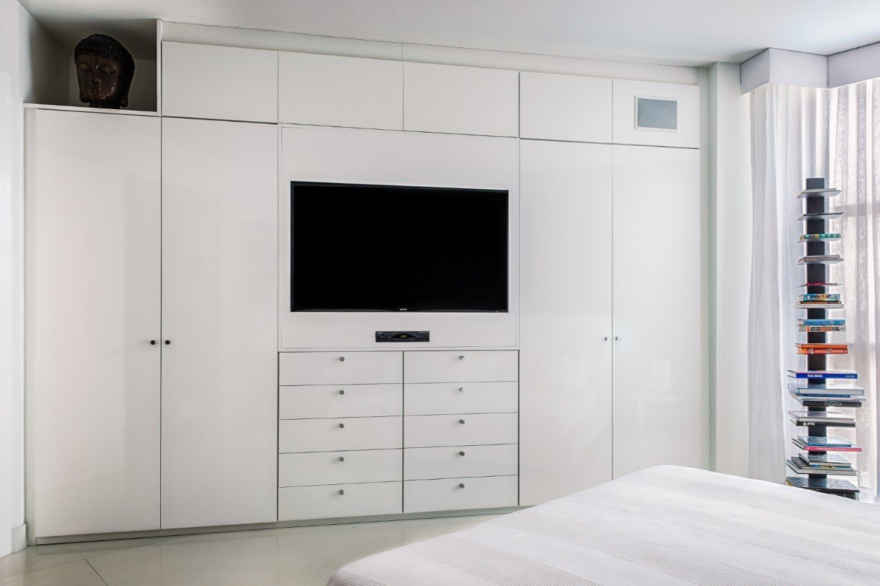 Tủ quần áo đụng trần có thiết kế thêm chỗ đặt tivi tiện lợi cho phòng ngủ