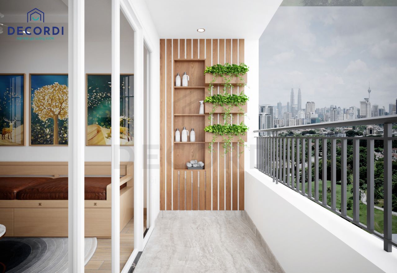 Không gian ban công chung cư thoáng mát, bố trí vách ốp lam gỗ kế hợp kệ trang trí cây xanh